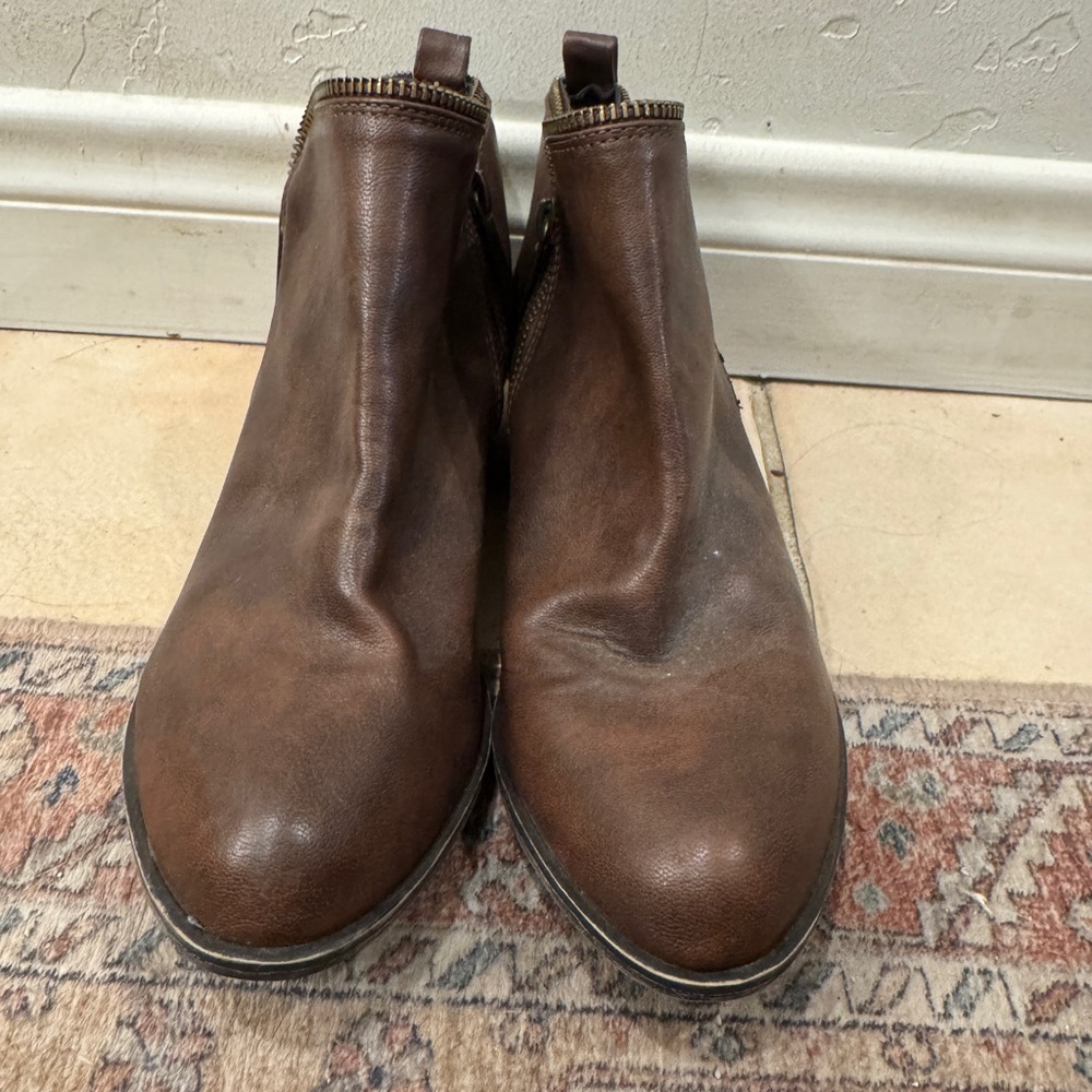 DIBA ZIPPER ANKLE BOOTIES
